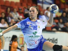 María O’Mullony lanzando al portería.