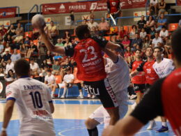 Jugador del Balonmano Burgos defendido mientras ejecuta un lanzamiento.