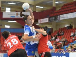 Jugadora del Aula Valladolid rompiendo la defensa rival.