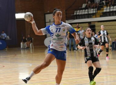 Amaya G. de Garibay lanzando a portería.