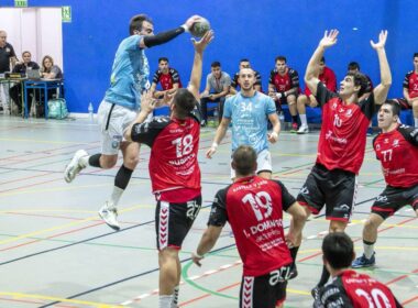 Momento del partido entre HC Eivissa y el Balonmano Burgos.