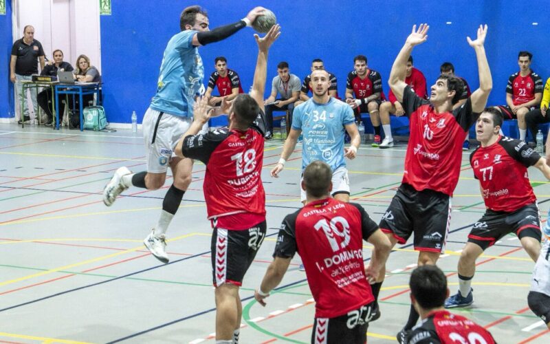 Momento del partido entre HC Eivissa y el Balonmano Burgos.