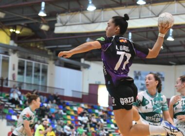 Amaya G. de Garibay lanzando a portería.