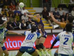 Momento del partido entre Motive.Co Gijón Balonmano La Calzada y Caja Rural Aula Valladolid.