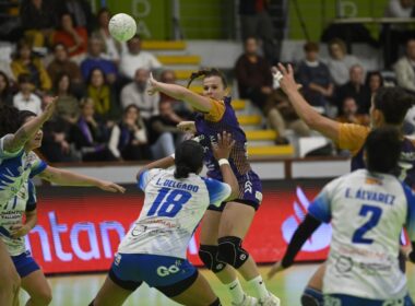 Momento del partido entre Motive.Co Gijón Balonmano La Calzada y Caja Rural Aula Valladolid.