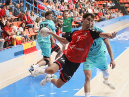 Extremo del Balonmano Burgos lanzando en el aire del FC Barça