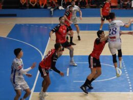 Momento del encuentro entre Balonmano Burgos y Club Cisne.