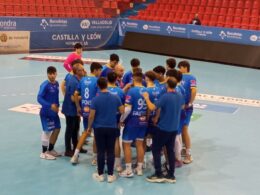 Recoletas Atlético Valladolid Itesal atendiendo a su entrenador.